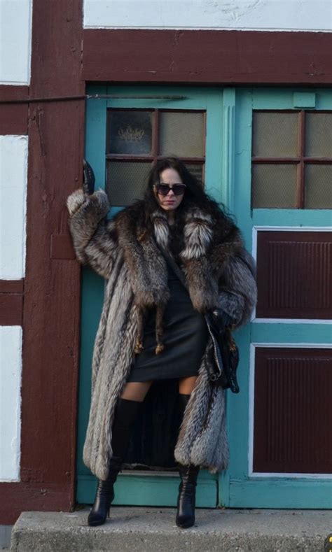 Pin By Wolfinskin On Fur Fox Fur Coat Coats For Women Fur Fashion