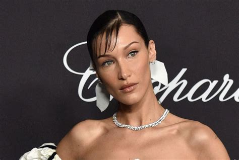 Frange araignée cette tendance coiffure lancée par Bella Hadid