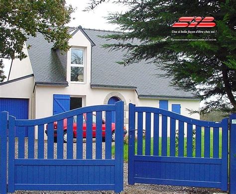 Driveway Gate In Blue This Has A Little Cottage Feel Gate Driveway