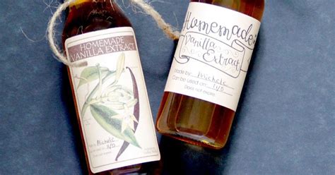 Homemade Vanilla Extract Recipe [with Free Printable Labels]