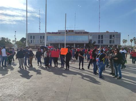 Educadores De Bcs Marchan En Demanda De Mejoras Laborales