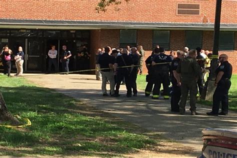 Atirador Morto Em Escola Nos Eua Policial N O Corre Risco De Morrer