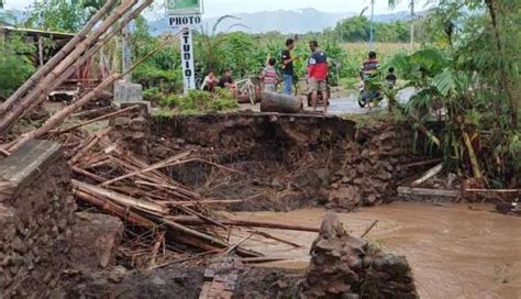 Jembatan Penghubung Dua Desa Di Ponorogo Putus Diterjang Banjir