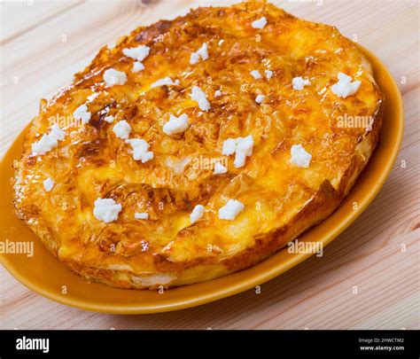 Banitsa búlgara tradicional comida preparada por capas de mezcla de