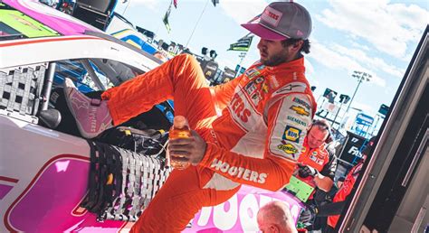 Chase Elliott, Hooters raise awareness with pink scheme | NASCAR.com