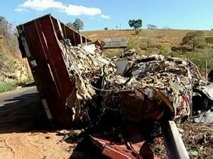 G1 Carroceria Se Desprende De Carreta E Tomba Na BR 259 Em Colatina