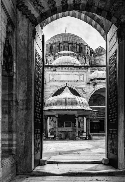 Vista En Blanco Y Negro Del Patio De La Mezquita De Sehzade Desde La