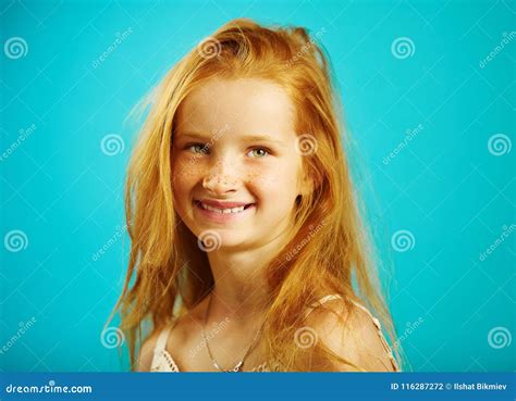 Le Portrait De La Petite Fille Sept Ann Es Avec Les Cheveux Rouges