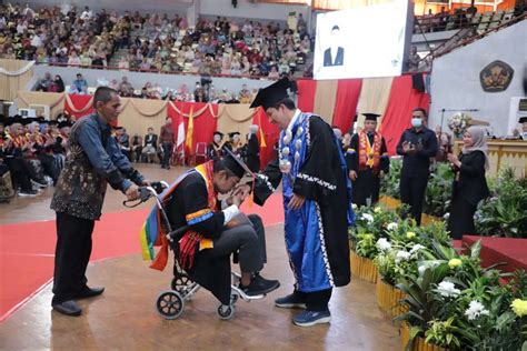 1 103 Lulusan Unila Lampung Unila Mengikuti Prosesi Wisuda Periode IV