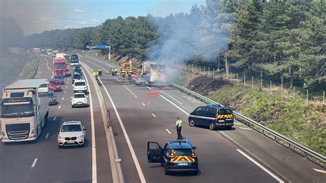 Un camion prend feu près de Châtellerault l A10 bloquée