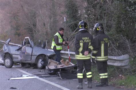 Foto Incidente Mortale Lungo La Telesina Auto Contro Tir