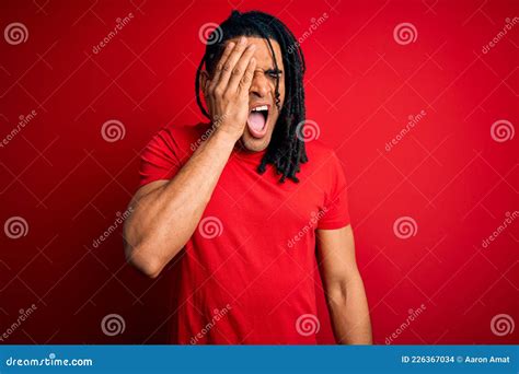 Joven Y Guapo Afro Americano Africano Hombre Con Rastas Usando Una