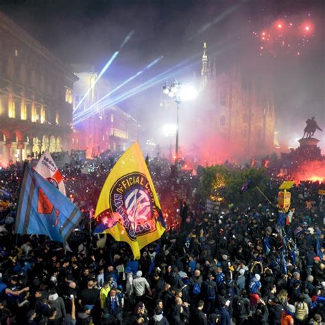 Calcio La Festa Scudetto Dell Inter Da San Siro A Piazza Duomo La