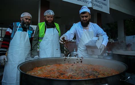 Hatay da depremzedeler için dev kazanlarda Özbek pilavı pişiriliyor