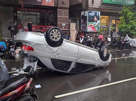 男駕車違規臨停路邊 突開車門害4車連環撞 鏡週刊 Line Today