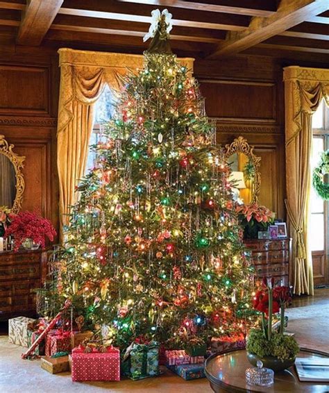 victoria-magazine-old-fashioned-classic-christmas-tree-tinsel-ornaments-presents - The Glam Pad