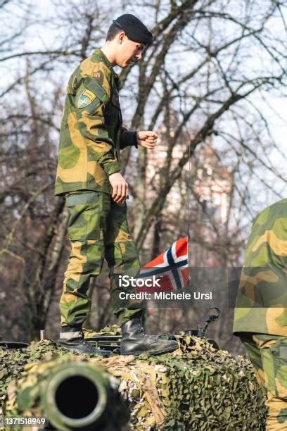 Tank Lapis Baja Angkatan Darat Norwegia Dengan Meriam Dan Lapisan ...