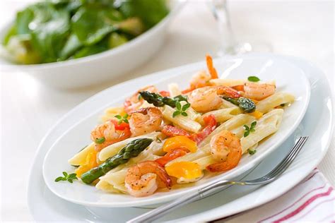 Leckerer Nudelsalat mit Shrimps Paprika und grünem Spargel