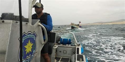 Boa Vista PN resgata embarcação á deriva dois pescadores a bordo