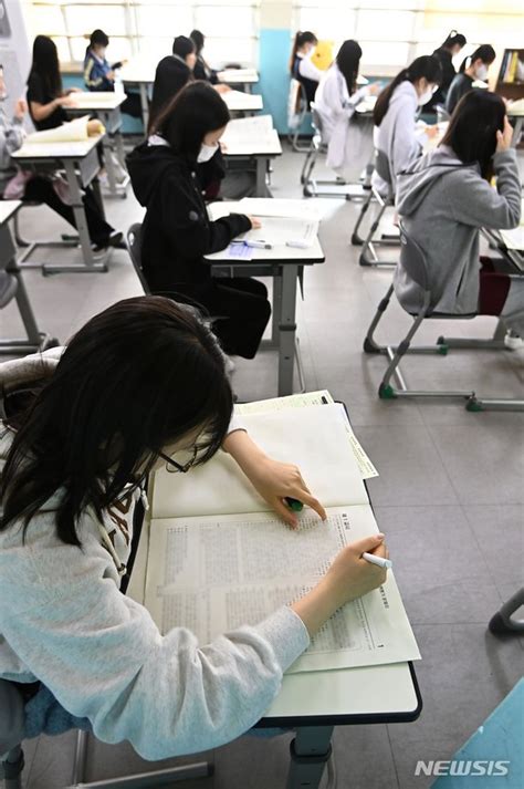 전국연합학력평가 치르는 고3 학생들 네이트 뉴스