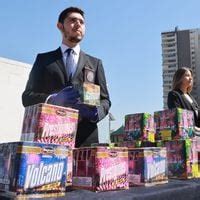 Incautan fuegos artificiales en Estación Central La Tercera