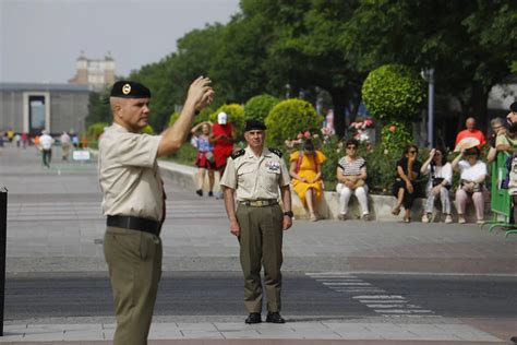 Las imágenes del solemne izado de la bandera de España por la BRI X en