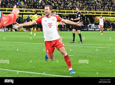 Dortmund Harry Kane Del Fc Bayern Munich Celebra Su Gol Durante El Partido De La Bundesliga