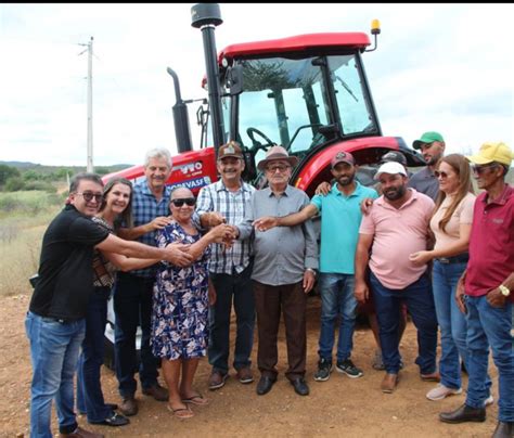 Prefeito Vilmar Cappellaro Participa De Entrega De Trator Na Comunidade