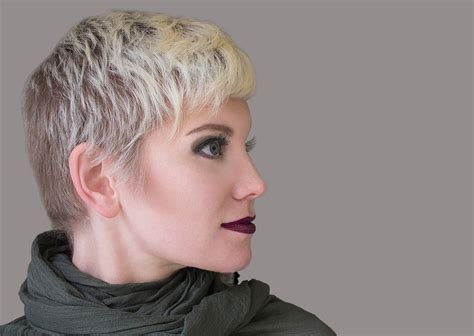 Stunning Natural Gray Hair With Blonde Highlights Hairstylecamp