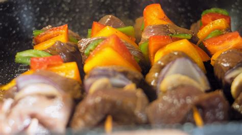 Espetadas De Carne Marinada Legumes Preparados Na Grelha O Chef