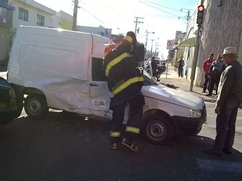 G1 Acidente três carros deixa feridos na área central de