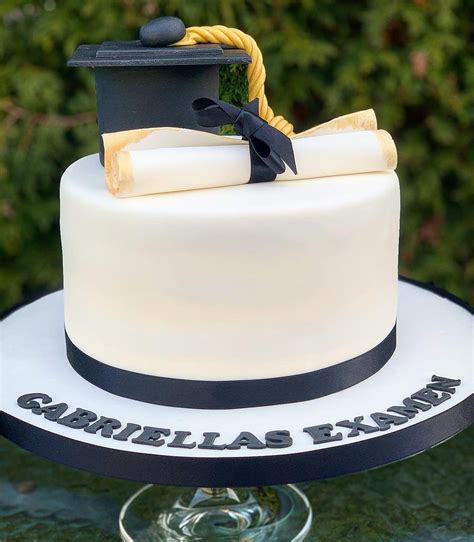 45 Elegant Graduation Cake Ideas Perfect For A Crowd Simple