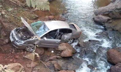 Casal Despenca Metros Carro Cai Em Rio E Sobrevive Em Minas