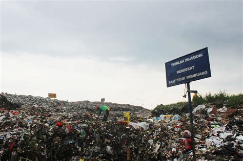 Gunung Sampah di Kaki Wilis | DIMëNSI