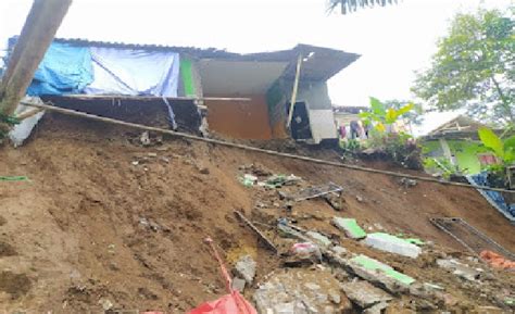 Terdampak Guncangan Gempa Sukabumi Rumah Di Bogor Rusak Okezone