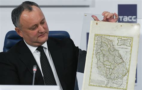 Putin i a dăruit lui Dodon harta Moldovei Mari Jumătate din România