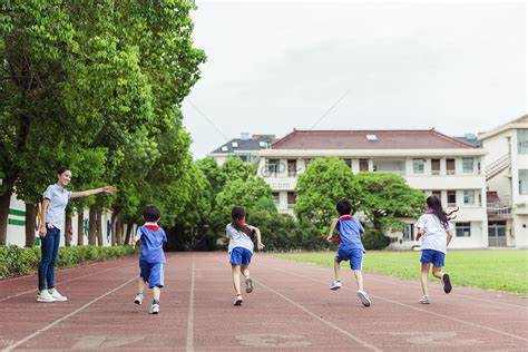 La Maestra Observaba A Los Niños Corriendo En El Patio De Recreo Foto