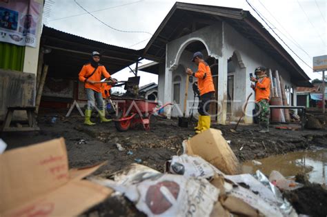 Masa Tanggap Darurat Banjir Lahar Dingin Gunung Marapi ANTARA Foto