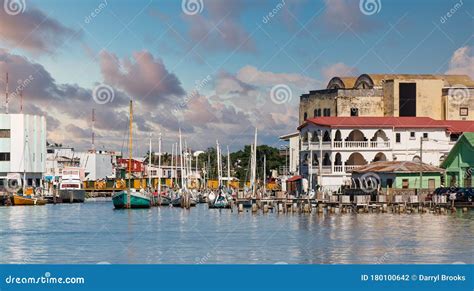 Barcos De Vela En El Colorido Puerto De Belice Foto De Archivo Imagen