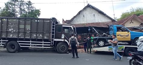 Rem Blong Truk Fuso Seruduk Rumah Malang Posco Media