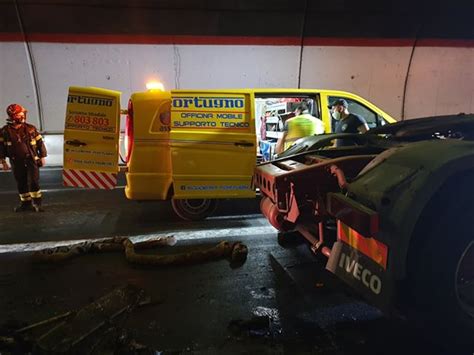 Reggio Calabria Autoarticolato Prende Fuoco In Galleria Sull A A