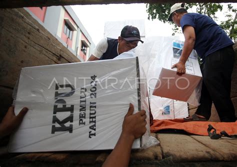 Logistik Pemilu Mulai Didistribusikan Antara Foto