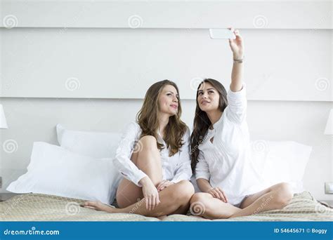 Junge Frauen Die Selfie Im Bett Nehmen Stockbild Bild Von Kaukasisch Kissen 54645671