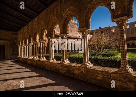 Der Ber Hmte Kreuzgang Der Kathedrale Von Monreale Monreale Palerme