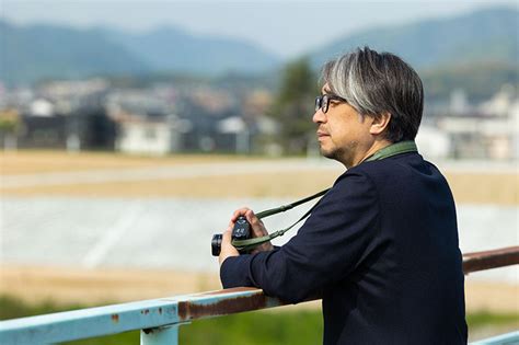 「カメラは五感も記録する」小山薫堂さんが不安な日に開く自作の卒業アルバム 朝日新聞デジタルマガジン＆ And