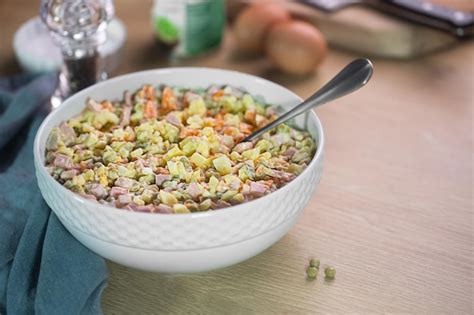 Salade Traditionnelle Russe Olivier Aux Pois Sur La Table De La Cuisine