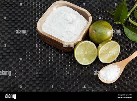 Baking soda - sodium bicarbonate and lemon Stock Photo - Alamy