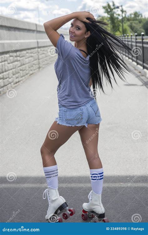 Menina Em Patins De Rolo Foto De Stock Imagem De Nave