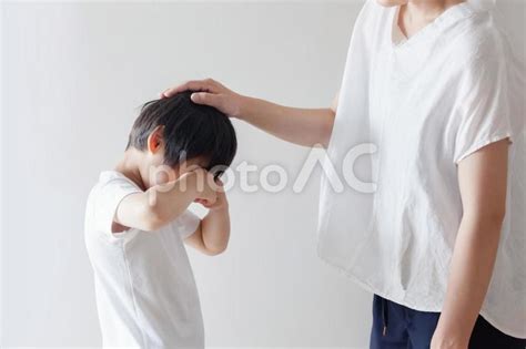 泣いている子供の頭を撫でる母親 No 3584566｜写真素材なら「写真ac」無料（フリー）ダウンロードok