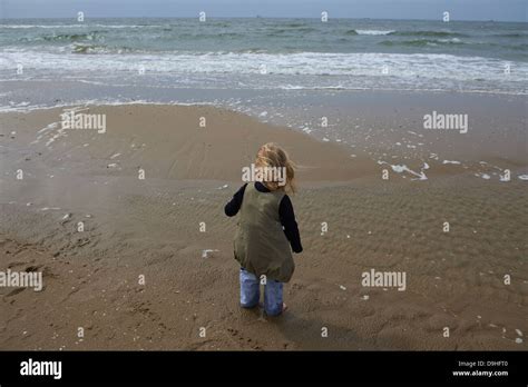 Kind Blondes Mädchen Am Strand Stockfotografie Alamy